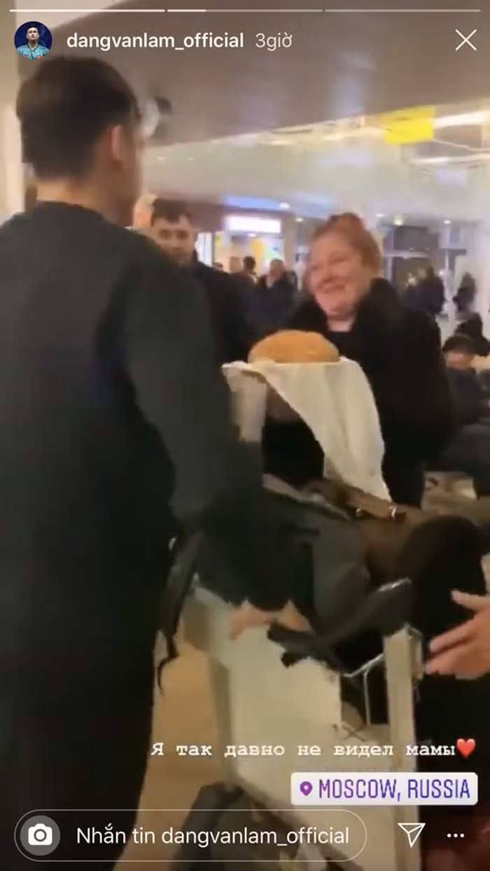 Mẹ Văn Lâm mang bánh ra sân bay tặng con