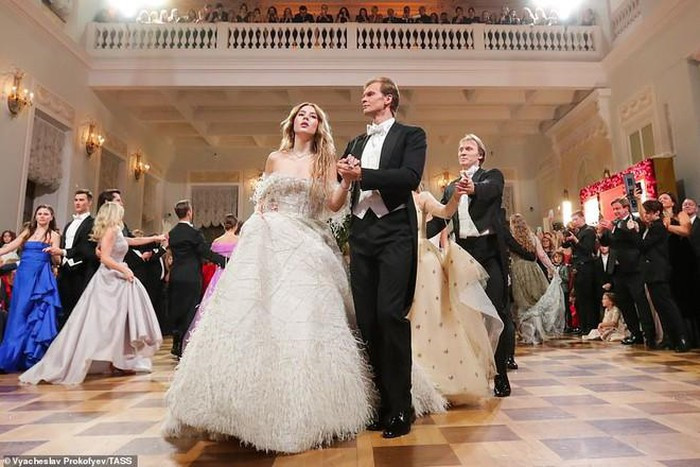 Có gì trong dạ tiệc trưởng thành của các ái nữ gia đình quyền quý nước Nga? ảnh 8