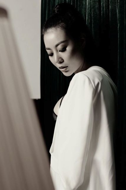 Trong phim Sinh tử, nữ diễn viên vào vai nhà báo viết về mảng đề tài xã hội. Trong phim Sinh tử, nữ diễn viên vào vai nhà báo viết về mảng đề tài xã hội.