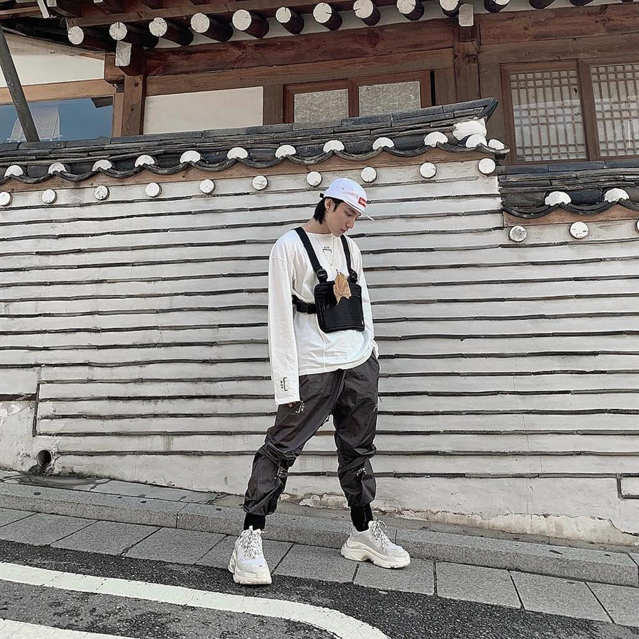 Sơn Tùng cao khiêm tốn, bị dìm hàng nên nhìn như 1m50 ảnh 9 Sơn Tùng sở hữu chiều cao khiêm tốn, vậy mà ai còn nỡ dìm anh ấy tới nơi tới chốn thế này-9