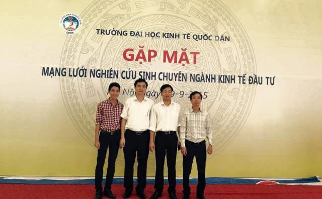 TS.Đào Quyết Thắng tại buổi gặp mặt Mạng lưới nghiên cứu sinh chuyên ngành kinh tế đầu tư (người ngoài cùng bên trái).