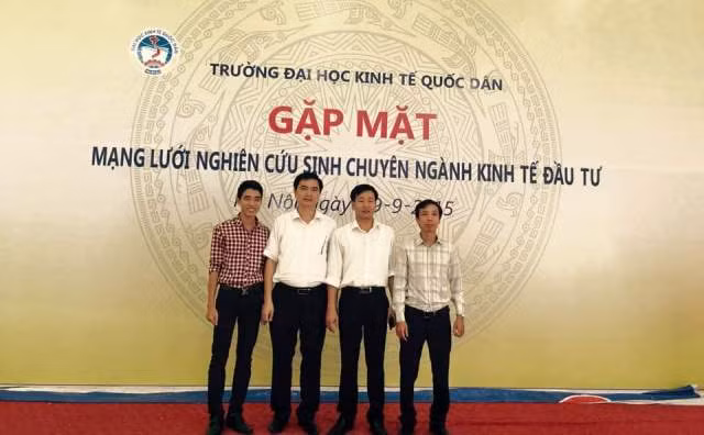 TS.Đào Quyết Thắng tại buổi gặp mặt Mạng lưới nghiên cứu sinh chuyên ngành kinh tế đầu tư (người ngoài cùng bên trái).