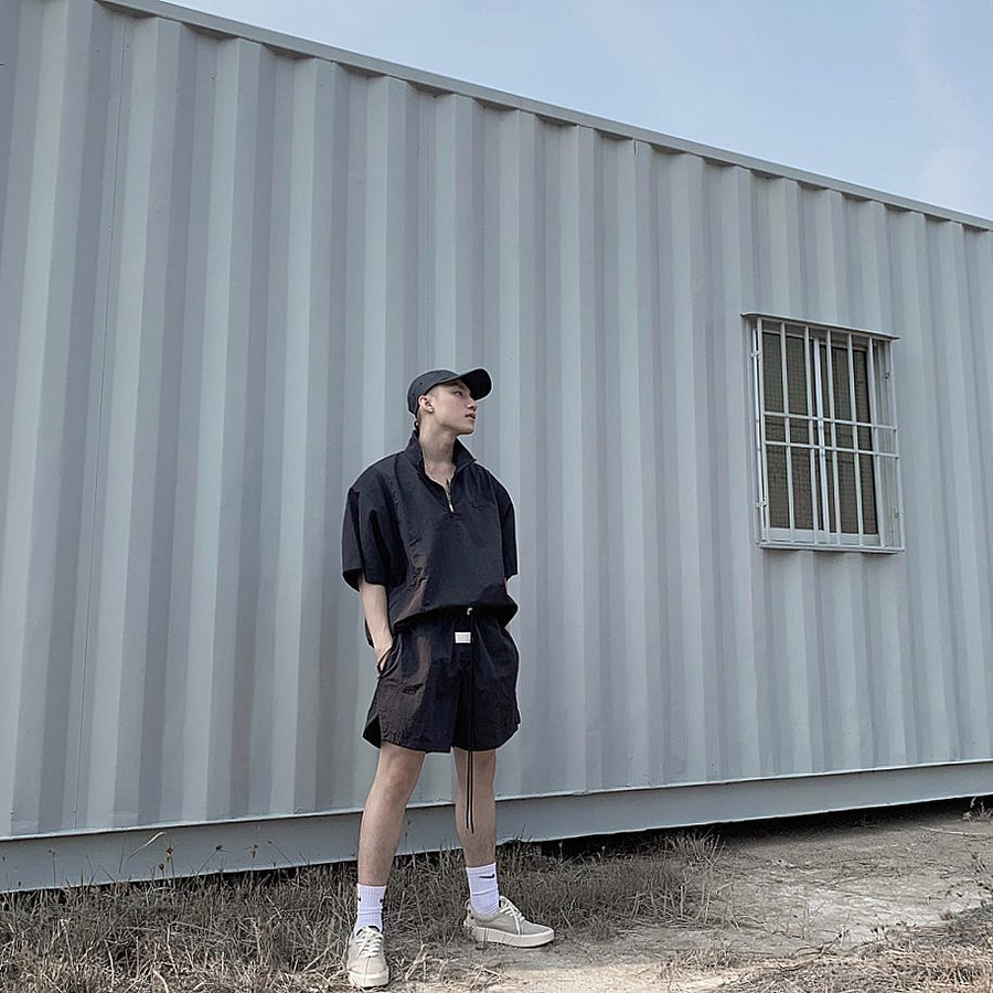 Sơn Tùng cao khiêm tốn, bị dìm hàng nên nhìn như 1m50 ảnh 4 Sơn Tùng sở hữu chiều cao khiêm tốn, vậy mà ai còn nỡ dìm anh ấy tới nơi tới chốn thế này-4