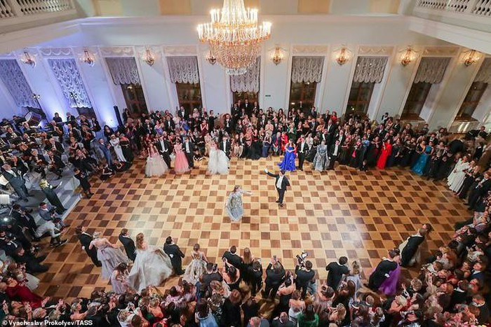 Có gì trong dạ tiệc trưởng thành của các ái nữ gia đình quyền quý nước Nga? ảnh 1