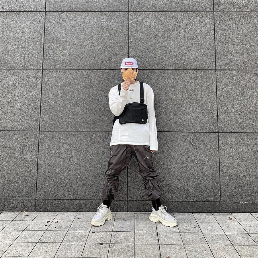 Sơn Tùng cao khiêm tốn, bị dìm hàng nên nhìn như 1m50 ảnh 8 Sơn Tùng sở hữu chiều cao khiêm tốn, vậy mà ai còn nỡ dìm anh ấy tới nơi tới chốn thế này-8