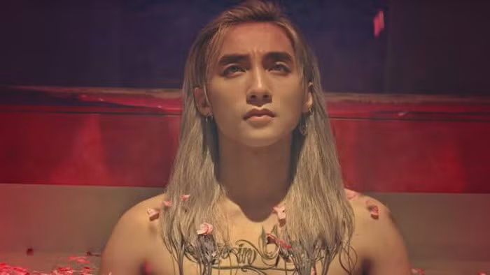 Lạc trôi là MV đầu tiên của Sơn Tùng khi hoạt động độc lập cùng công ty của riêng mình.