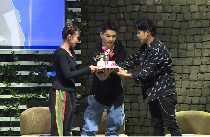 Kelvin Khánh và Khởi My còn nhận món quà bất ngờ là chiếc bánh gato kỷ niệm hai năm ngày cưới(23/11/2017 - 23/11/2019). Cặp vợ chồng rất bất ngờ và cho biết nếu fan không nhắc, họ không thể nhớ được ngày này. "Hai năm vừa qua "xàm" lắm! Chúng tôi đến với nhau, xem nhau như những người bạn tri kỷ, thân thiết. Điều này sẽ rất tốt vì có thể chia sẻ với nhau nhiều điều", Khởi My tiết lộ bí quyết "giữ lửa" hôn nhân. Kelvin Khánh - Khởi My khuấy động Fan Meeting tại Hà Nội - 8