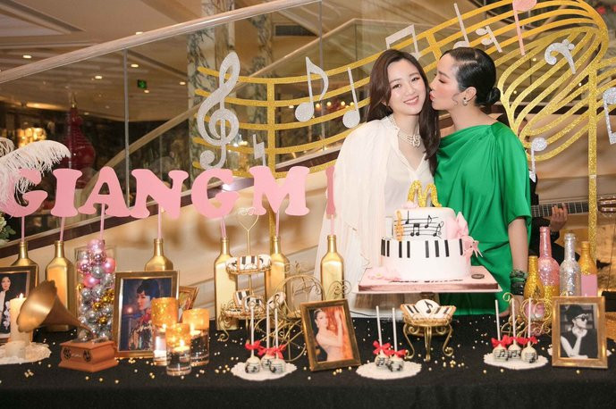 Con gái của Hoa hậu Đền Hùng Giáng My "gây thương nhớ" vì quá xinh đẹp ảnh 1 Anh Sa xuất hiện cực xinh đẹp trong tiệc sinh nhật của mẹ.