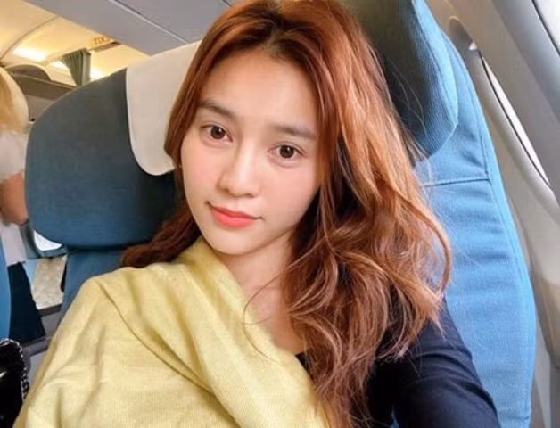 Dù gương mặt có phần mệt mỏi nhưng Ninh Dương Lan Ngọc vẫn sở hữu làn da căng mịn, trắng hồng và không tì vết rất đáng ngưỡng mộ. 