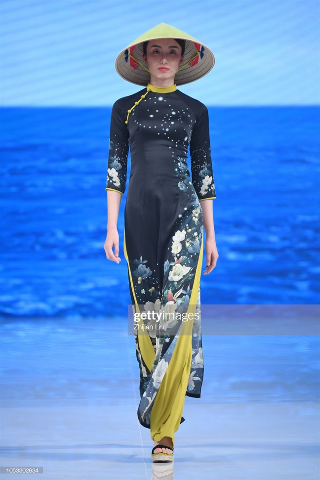 Những bộ trang phục này của Trương Chi Phong được cho là cảm hứng từ sườn xám.