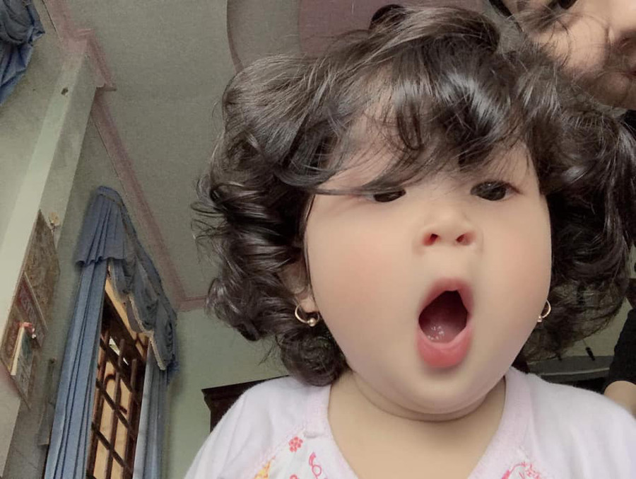 Em bé sở hữu mái tóc xoăn bồng bềnh, ai nhìn thấy cũng muốn sinh ngay 1 cô công chúa ảnh 1 Em bé sở hữu mái tóc xoăn bồng bềnh, ai nhìn thấy cũng muốn sinh ngay 1 cô công chúa ảnh 1