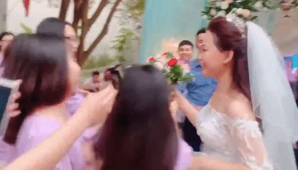 Cô giáo nghẹn ngào nhận món quà gây sốt từ học sinh trong ngày cưới hình ảnh 2 co giao nghen ngao nhan mon qua gay sot tu hoc sinh trong ngay cuoi hinh anh 2