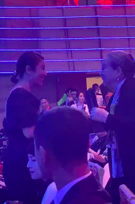 Gặp Dung Ma Ma sau 21 năm "Hoàn Châu Cách Cách", Lâm Tâm Như đứng bật dậy, bỏ cả ghế ngồi hạng A - Ảnh 7. Gặp Dung Ma Ma sau 21 năm "Hoàn Châu Cách Cách", Lâm Tâm Như đứng bật dậy, bỏ cả ghế ngồi hạng A - Ảnh 7.