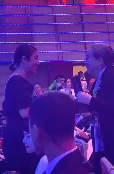 Gặp Dung Ma Ma sau 21 năm "Hoàn Châu Cách Cách", Lâm Tâm Như đứng bật dậy, bỏ cả ghế ngồi hạng A - Ảnh 7.