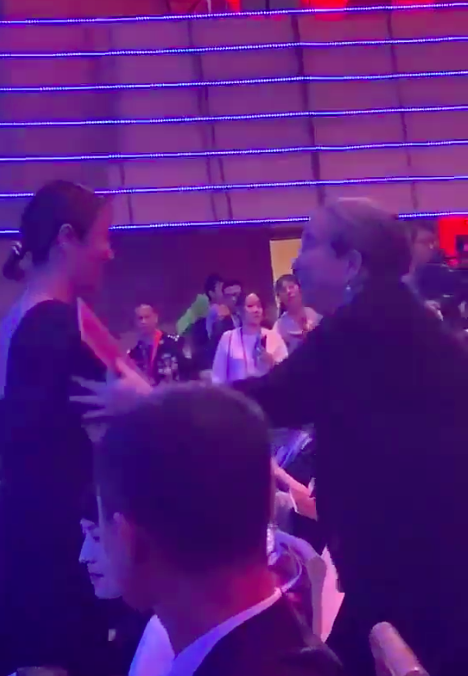 Gặp Dung Ma Ma sau 21 năm "Hoàn Châu Cách Cách", Lâm Tâm Như đứng bật dậy, bỏ cả ghế ngồi hạng A - Ảnh 6. Gặp Dung Ma Ma sau 21 năm "Hoàn Châu Cách Cách", Lâm Tâm Như đứng bật dậy, bỏ cả ghế ngồi hạng A - Ảnh 6.