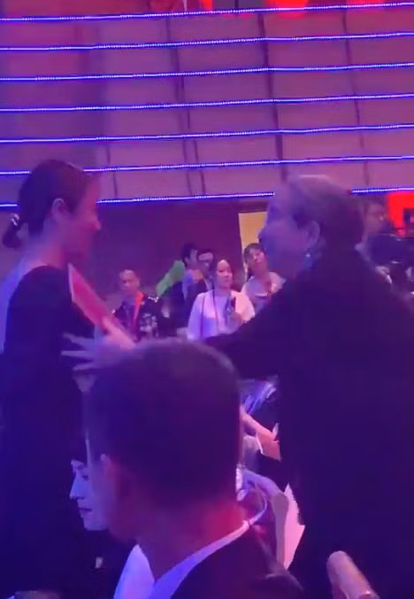 Gặp Dung Ma Ma sau 21 năm "Hoàn Châu Cách Cách", Lâm Tâm Như đứng bật dậy, bỏ cả ghế ngồi hạng A - Ảnh 6.