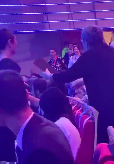 Gặp Dung Ma Ma sau 21 năm "Hoàn Châu Cách Cách", Lâm Tâm Như đứng bật dậy, bỏ cả ghế ngồi hạng A - Ảnh 5. Gặp Dung Ma Ma sau 21 năm "Hoàn Châu Cách Cách", Lâm Tâm Như đứng bật dậy, bỏ cả ghế ngồi hạng A - Ảnh 5.