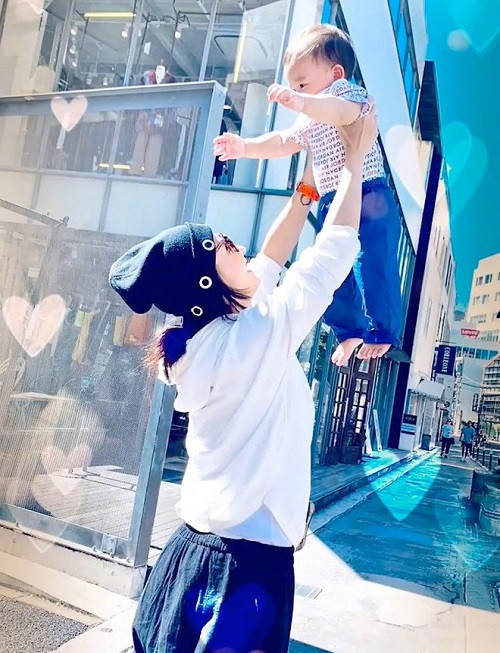 Trương Bá Chi khoe ảnh cận mặt con trai út sau thời gian giấu kín - Ảnh 1