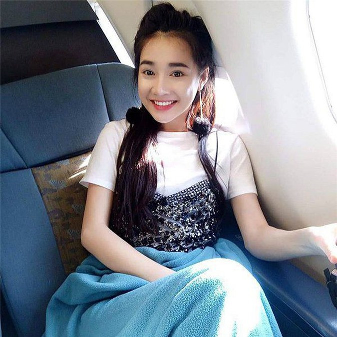 Đủ cung bậc nhan sắc khi mỹ nhân Việt để mặt mộc đi máy bay - Hình 2 Du cung bac nhan sac khi my nhan Viet de mat moc di may bay-Hinh-2