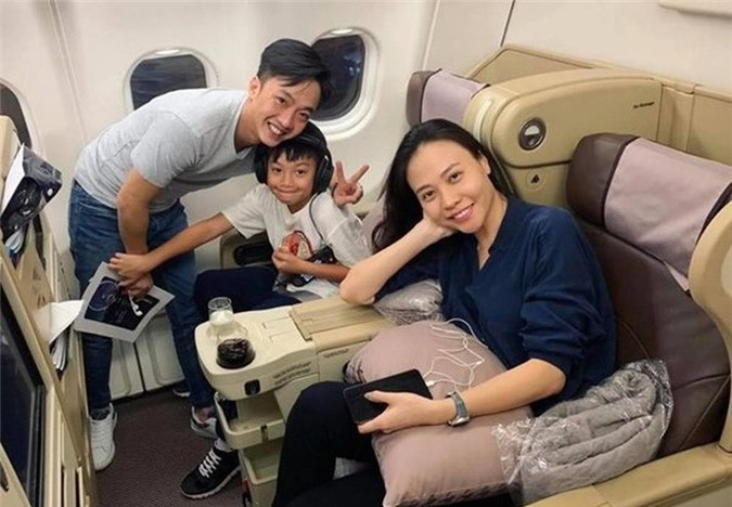 Đủ cung bậc nhan sắc khi mỹ nhân Việt để mặt mộc đi máy bay - Hình 4 Du cung bac nhan sac khi my nhan Viet de mat moc di may bay-Hinh-4