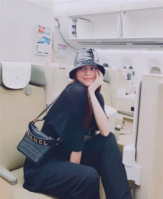 Đủ cung bậc nhan sắc khi mỹ nhân Việt để mặt mộc đi máy bay - Hình 3 Du cung bac nhan sac khi my nhan Viet de mat moc di may bay-Hinh-3