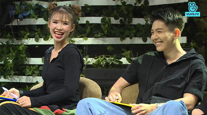 Trong suốt quá trình tham dựbuổi họp fan, Kelvin Khánh và Khởi My chia sẻ nhiều điều thú vị về cuộc sống hôn nhân cũng như cách họ gìn giữ hạnh phúc, tiếng cười mỗi ngày. Khởi My hài hước cho biết: "Lấy nhau phải không giống nhau khi ở cùngmới là chuẩn. Mình phải giữ cá tính riêng. Nếu Kelvin Khánh giống Khởi My thì thà My ở giá còn hơn". Câu nói của nữ ca sĩ khiến khán giả không ngừng cười nhưng hoàn toàn ủng hộ. Kelvin Khánh - Khởi My khuấy động Fan Meeting tại Hà Nội - 1