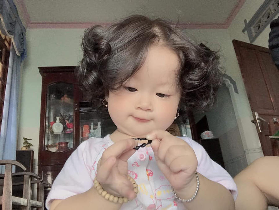 Em bé sở hữu mái tóc xoăn bồng bềnh, ai nhìn thấy cũng muốn sinh ngay 1 cô công chúa ảnh 5 Em bé sở hữu mái tóc xoăn bồng bềnh, ai nhìn thấy cũng muốn sinh ngay 1 cô công chúa ảnh 5