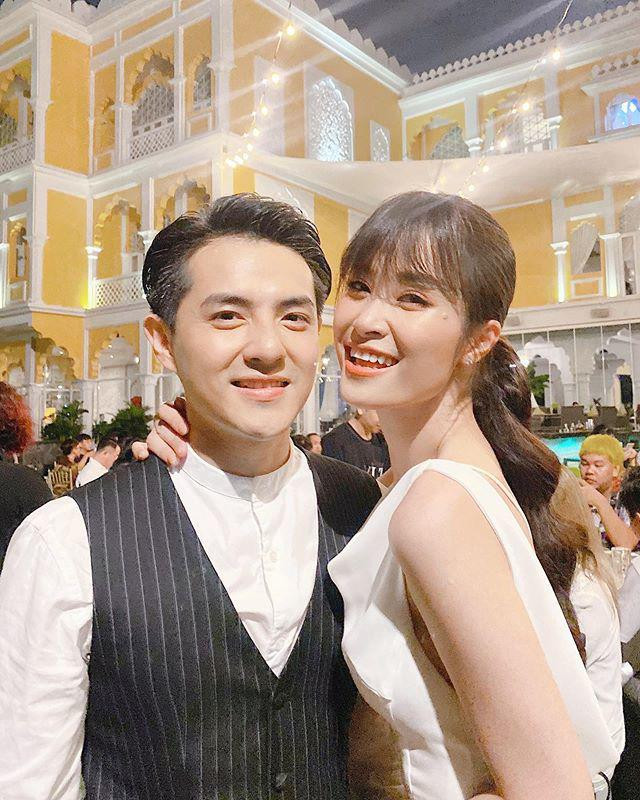 Sau đám cưới, Đông Nhi và Ông Cao Thắng đốn tim fan bằng loạt đồ đôi sành điệu ảnh 5 Empty