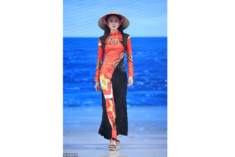 Nón lá, guốc mộc cũng được sử dụng trong bộ sưu tập gây tranh cãi của thương hiệu Ne Tiger.