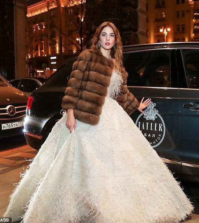 Có gì trong dạ tiệc trưởng thành của các ái nữ gia đình quyền quý nước Nga? ảnh 6