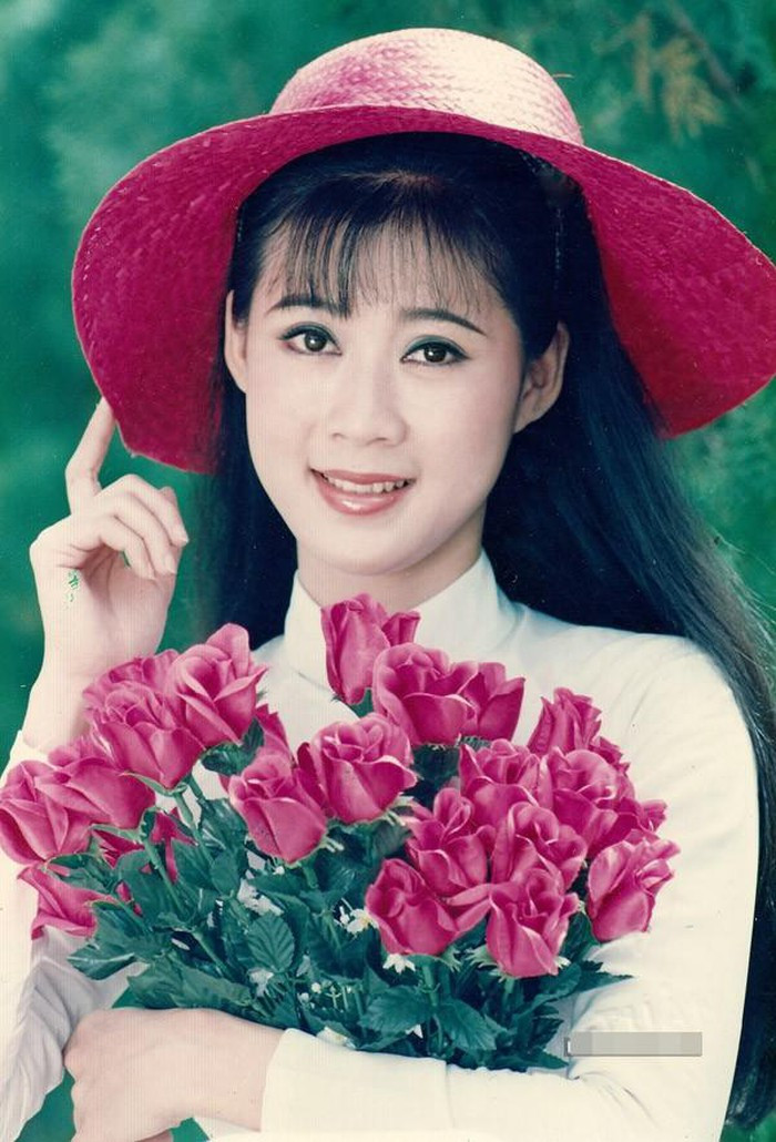 Nhan sắc sang trọng, đài các thời son trẻ của Diễm Hương ảnh 2