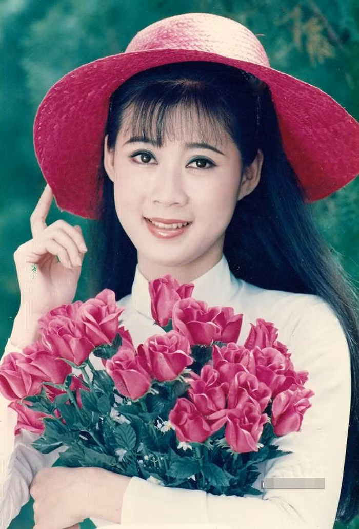 Nhan sắc sang trọng, đài các thời son trẻ của Diễm Hương ảnh 2