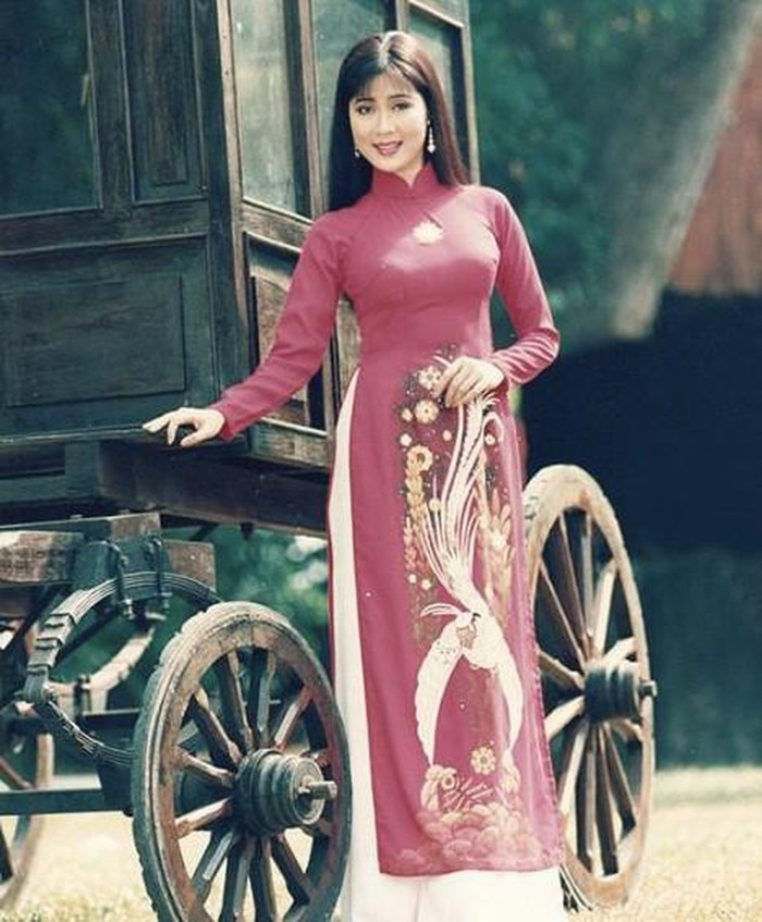 Nhan sắc sang trọng, đài các thời son trẻ của Diễm Hương ảnh 9