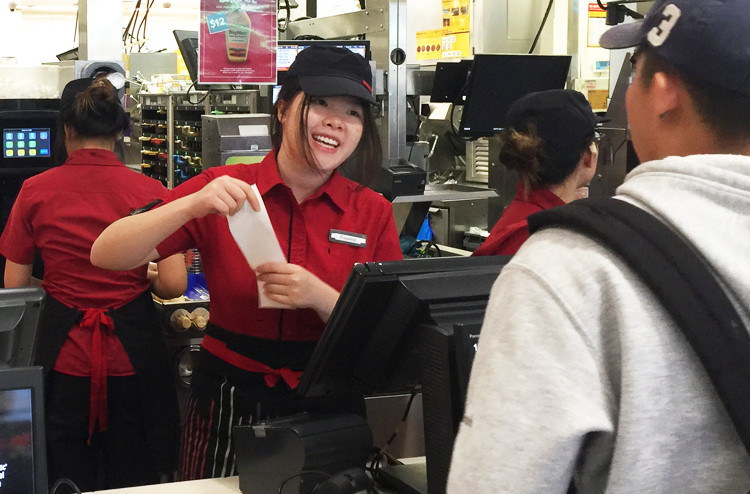 Du học sinh Việt làm việc tại một tiệm McDonalds trên đường Elizabeth ở trung tâm thành phố Melbourne. Ảnh:Thoại Giang. Du học sinh Việt làm việc tại một tiệm McDonalds trên đường Elizabeth ở trung tâm thành phố Melbourne. Ảnh: Thoại Giang.