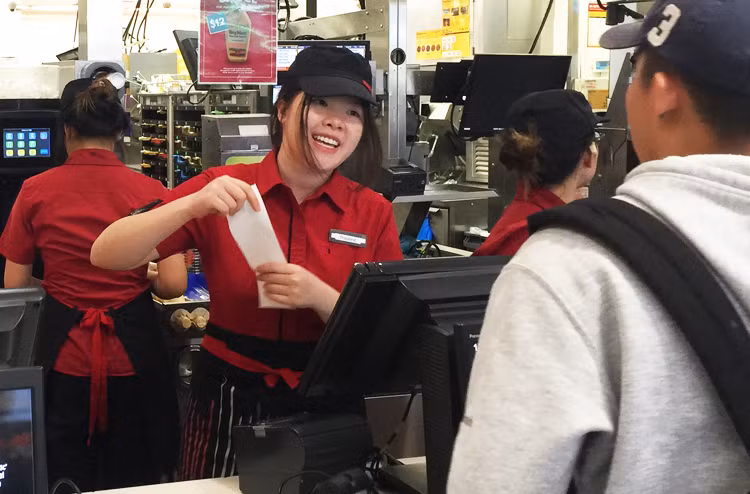 Du học sinh Việt làm việc tại một tiệm McDonalds trên đường Elizabeth ở trung tâm thành phố Melbourne. Ảnh: Thoại Giang.