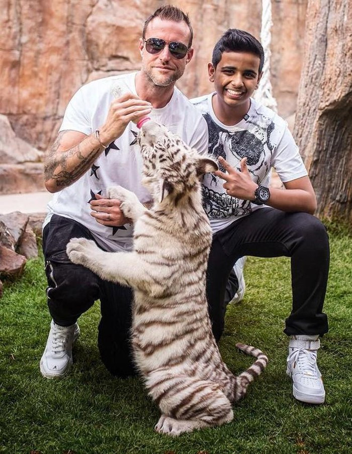 Choáng với cuộc sống sang chảnh của rich kid 10X Dubai ảnh 13 Choáng với cuộc sống sang chảnh của rich kid 10X Dubai ảnh 13