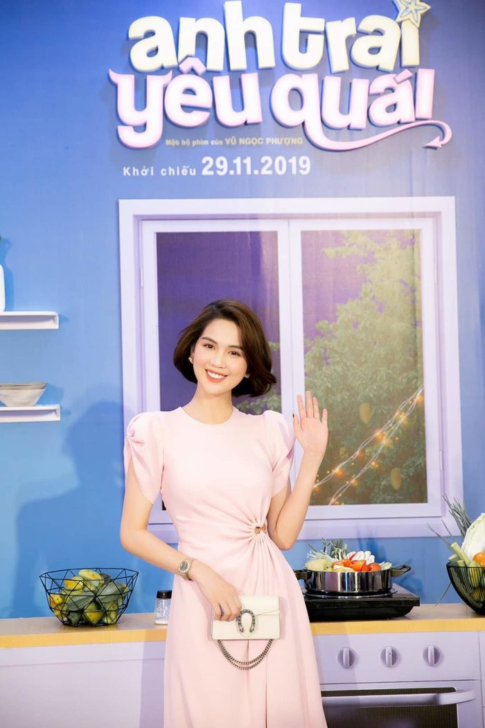 Ngọc Trinh đẹp không góc chết khi chọn màu hồng baby ảnh 2 Cô nàng mix cùng chiếc túi màu trắng thanh lịch.