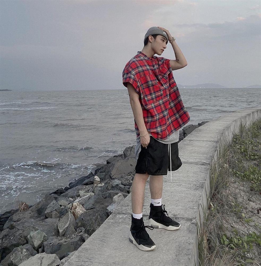 Sơn Tùng cao khiêm tốn, bị dìm hàng nên nhìn như 1m50 ảnh 3 Sơn Tùng sở hữu chiều cao khiêm tốn, vậy mà ai còn nỡ dìm anh ấy tới nơi tới chốn thế này-3