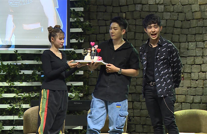 Cuối chương trình, nói về kế hoạch sắp tới, Khởi My cho biết năm sau, cô sẽ ra mắt hai ca khúc và MV mới. Ngoài ra, cặp đôi còn đưa gia đình ra miền Bắc vào tháng 2 hoặc 3 để cùng nhau đi khám phá Tây Bắc. Kelvin Khánh - Khởi My khuấy động Fan Meeting tại Hà Nội - 17