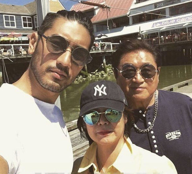 Cao Dĩ Tường chụp ảnh cùng bố mẹ trong một dịp gần đây