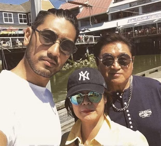 Cao Dĩ Tường chụp ảnh cùng bố mẹ trong một dịp gần đây