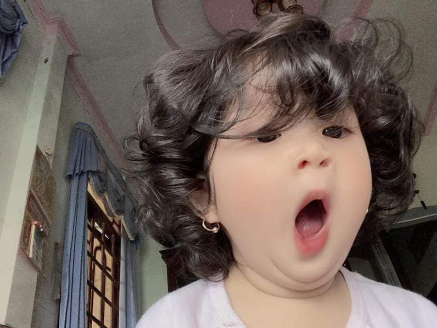 Em bé sở hữu mái tóc xoăn bồng bềnh, ai nhìn thấy cũng muốn sinh ngay 1 cô công chúa ảnh 2 Em bé sở hữu mái tóc xoăn bồng bềnh, ai nhìn thấy cũng muốn sinh ngay 1 cô công chúa ảnh 2