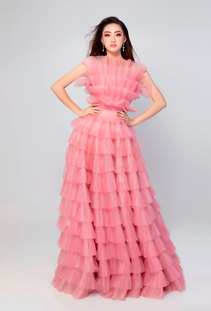 Lương Thùy Linh diện đầm hồng ngọt ngào.