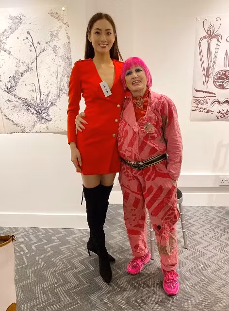 Lương Thùy Linh đã có buổi fitting đồ cùng NTK danh giá Zandra Rhodes.