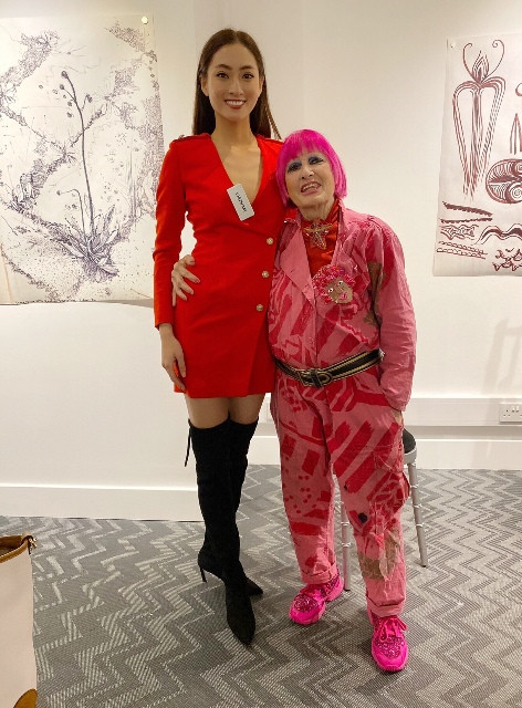 Lương Thùy Linh đã có buổi fitting đồ cùng NTK danh giá Zandra Rhodes.