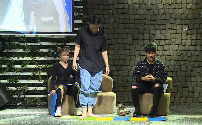 Cặp đôi cũng phải chịu hình phạt như những khách mời trong các tập trước đó của chương trình "Cặp đôi cạp đi" khi trả lời sai. Kelvin Khánh - Khởi My khuấy động Fan Meeting tại Hà Nội - 4