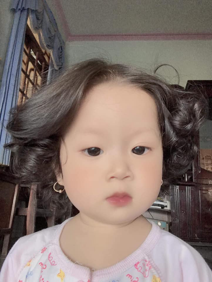 Em bé sở hữu mái tóc xoăn bồng bềnh, ai nhìn thấy cũng muốn sinh ngay 1 cô công chúa ảnh 4 Em bé sở hữu mái tóc xoăn bồng bềnh, ai nhìn thấy cũng muốn sinh ngay 1 cô công chúa ảnh 4