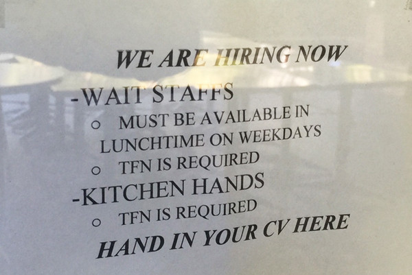 Quảng cáo cần người của một nhà hàng ở trung tâm thành phố Melbourne, Australia. Ảnh:Thoại Giang Quảng cáo cần người của một nhà hàng ở trung tâm thành phố Melbourne, Australia. Ảnh: Thoại Giang