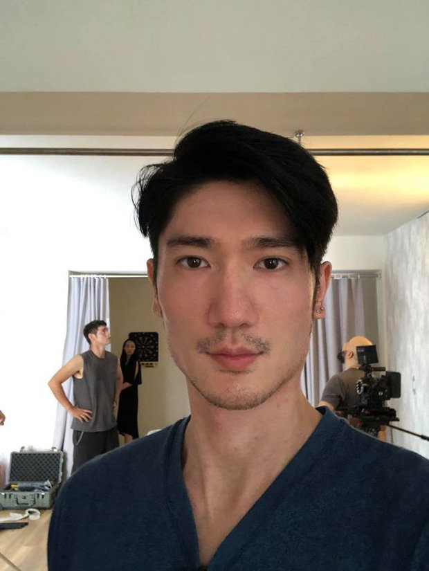 Cao Dĩ Tường và anh trai thứ hai - Cao Vũ Kiều (phía sau)