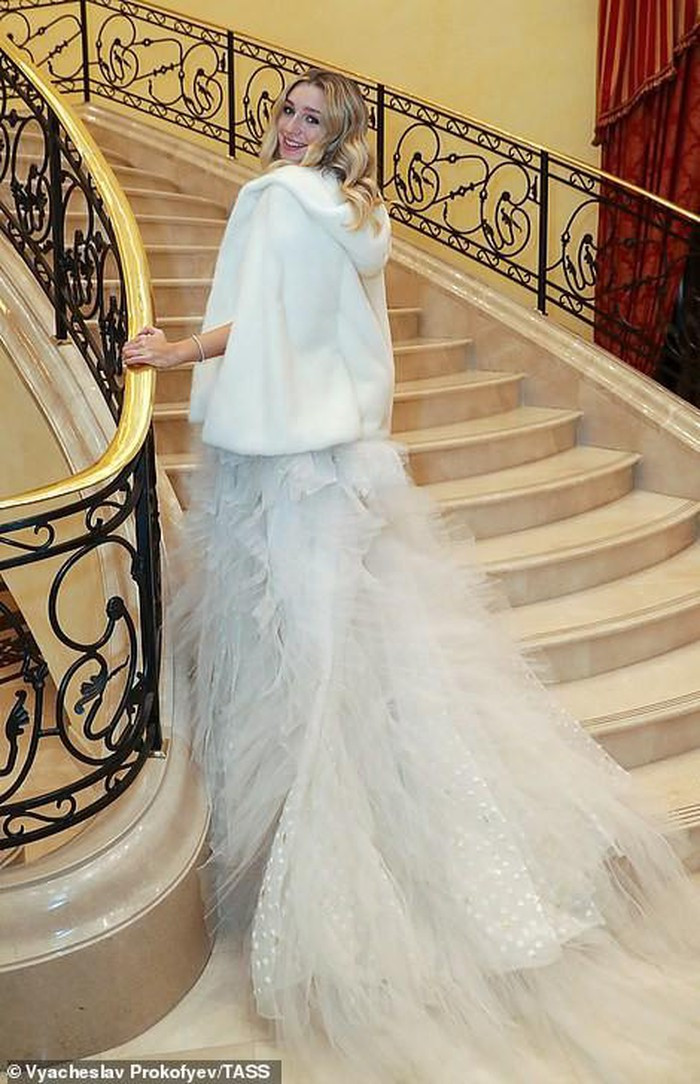 Có gì trong dạ tiệc trưởng thành của các ái nữ gia đình quyền quý nước Nga? ảnh 4